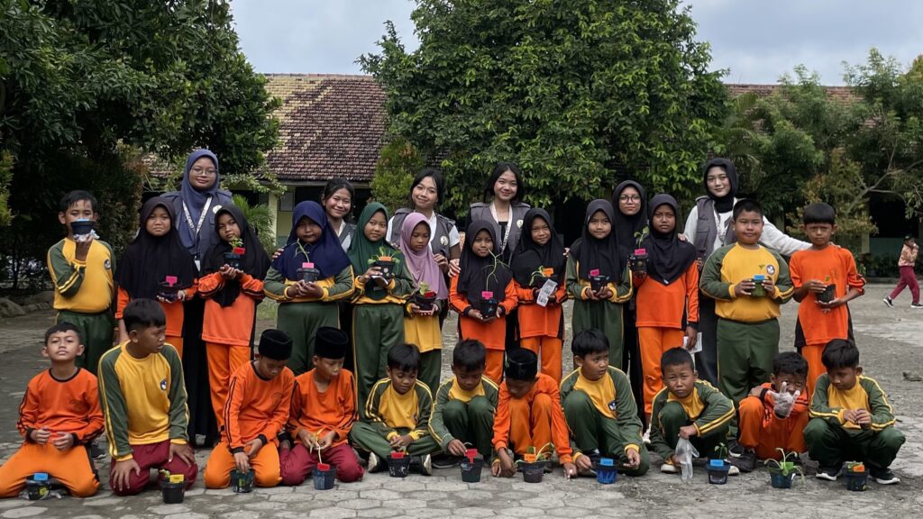 Foto bersama siswa SD Negeri Kaligunting 02 dengan mahasiswa KKN UNS